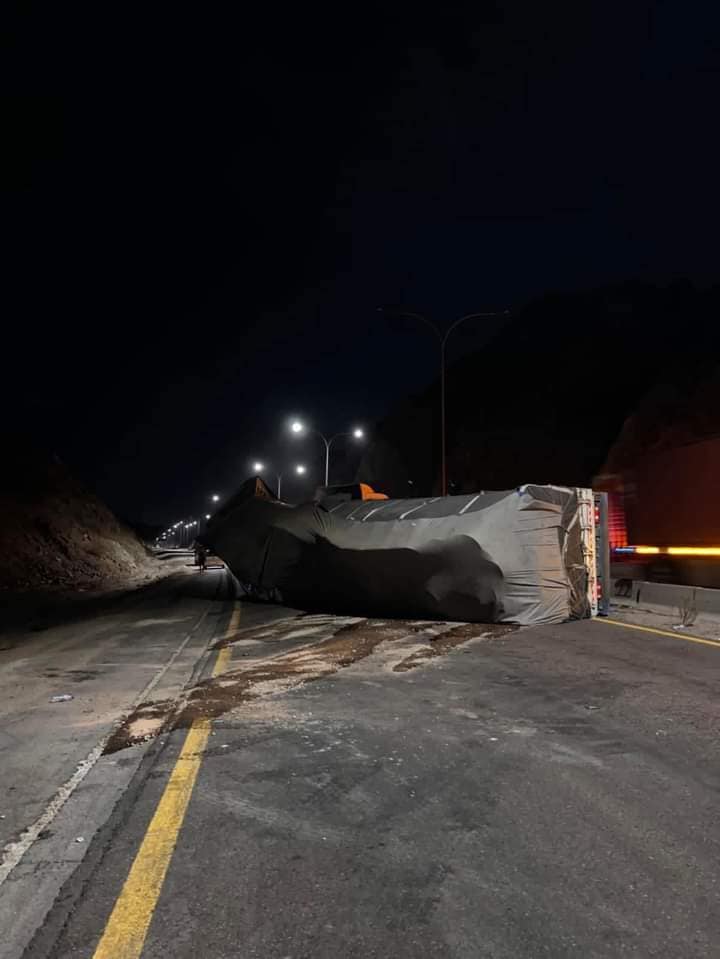 بالصور.. اشتعال شاحنتين وتدهور ثالثة بالعقبة