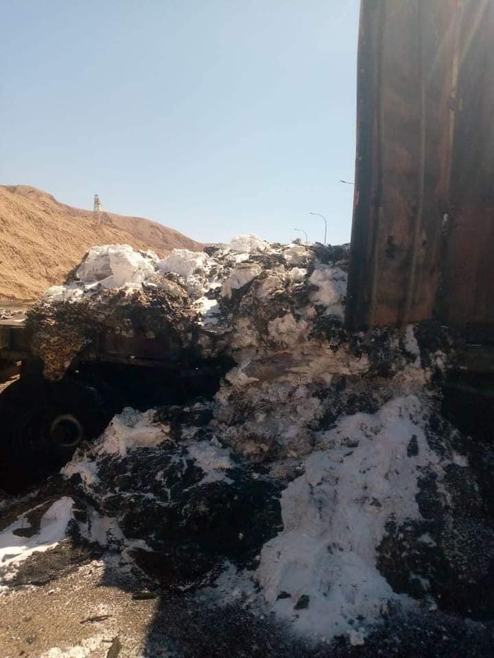 بالصور.. اشتعال شاحنتين وتدهور ثالثة بالعقبة