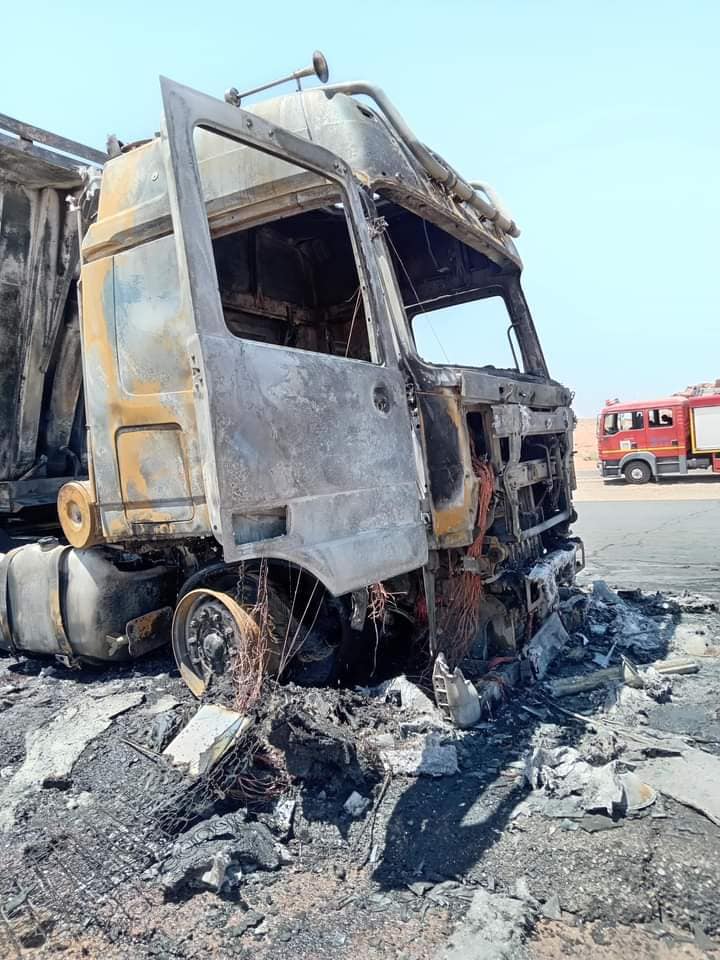 بالصور.. اشتعال شاحنتين وتدهور ثالثة بالعقبة