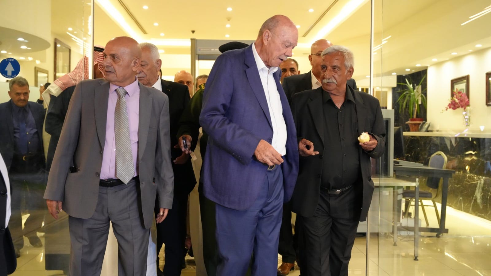 بالصور والفيديو ... الزميل القرعان يولم للفايز والعيسوي