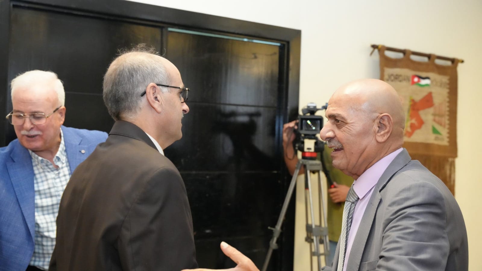 بالصور والفيديو ... الزميل القرعان يولم للفايز والعيسوي