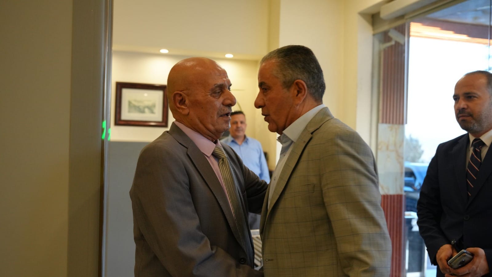 بالصور والفيديو ... الزميل القرعان يولم للفايز والعيسوي