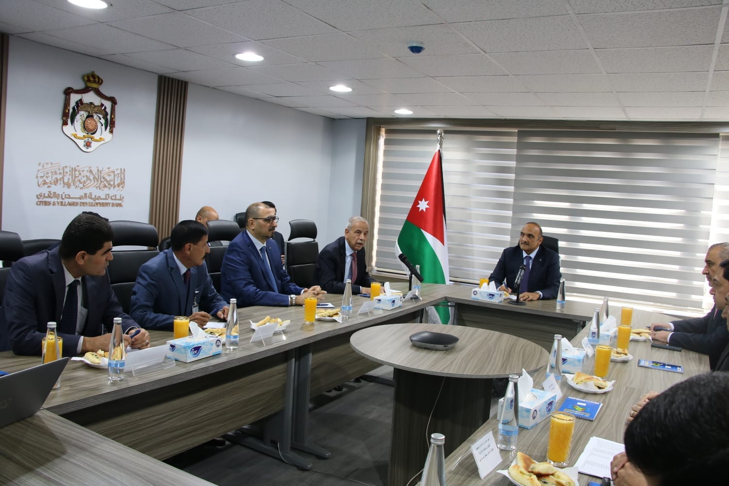 بالصور .. الخصاونة يُقرر إعفاء البلديات من فوائد الحساب المكشوف قريبا