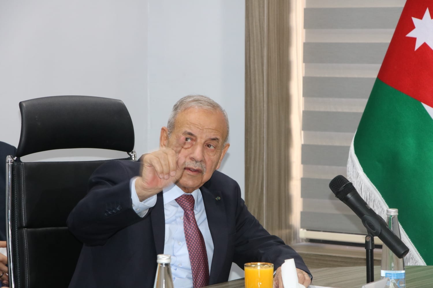 بالصور .. الخصاونة يُقرر إعفاء البلديات من فوائد الحساب المكشوف قريبا