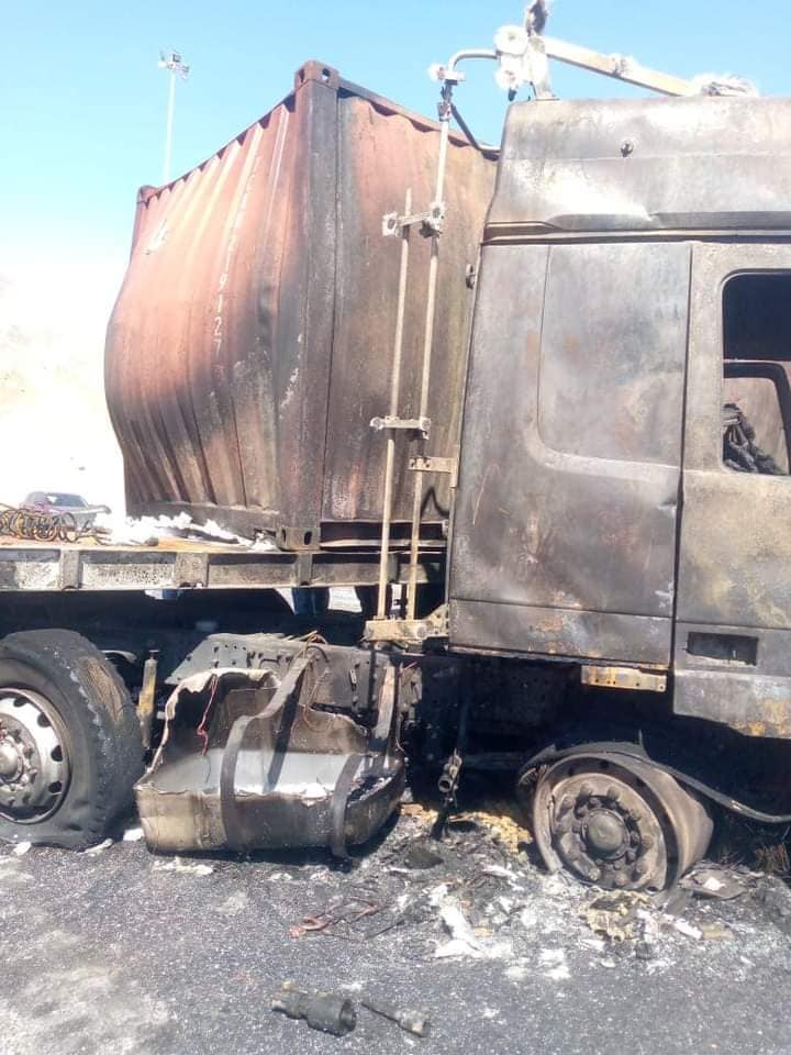 بالصور.. اشتعال شاحنتين وتدهور ثالثة بالعقبة