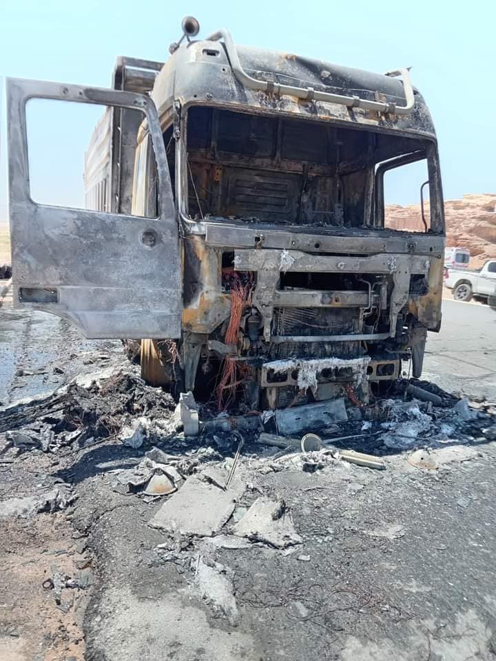 بالصور.. اشتعال شاحنتين وتدهور ثالثة بالعقبة