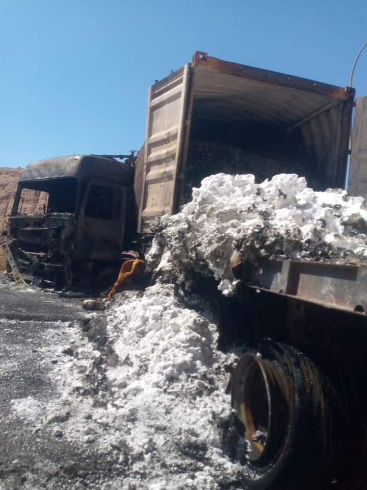 بالصور.. اشتعال شاحنتين وتدهور ثالثة بالعقبة