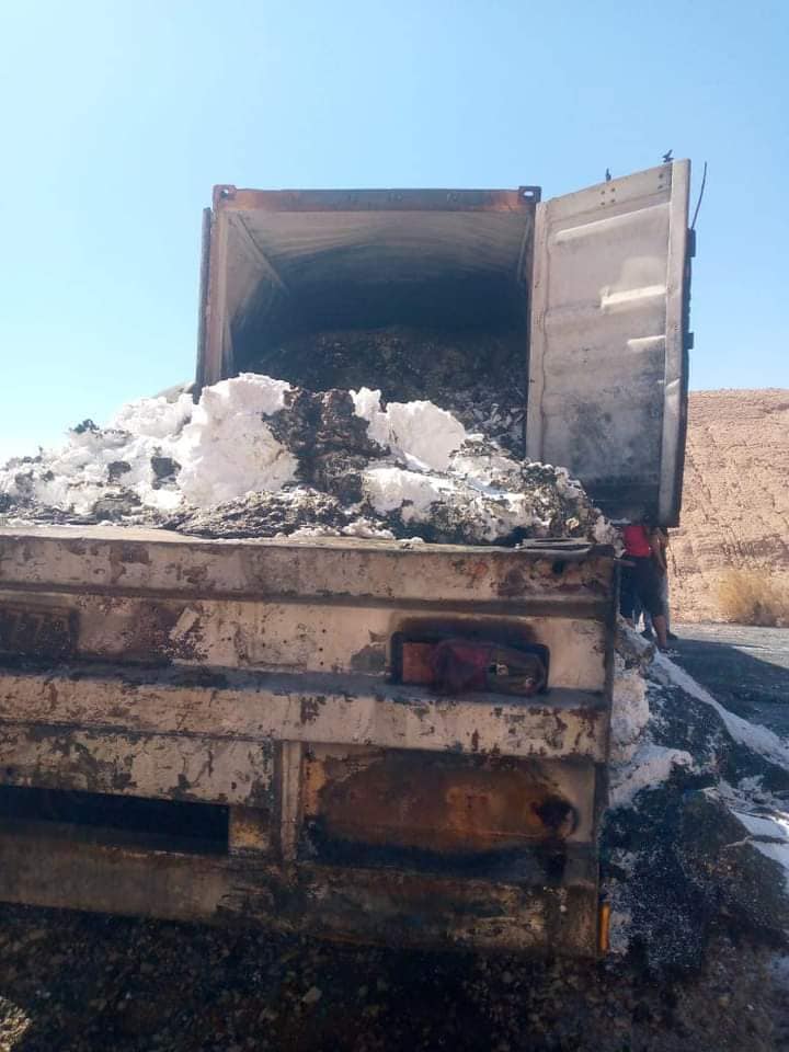 بالصور.. اشتعال شاحنتين وتدهور ثالثة بالعقبة