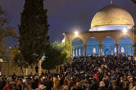 آلاف الفلسطينيين يؤدون صلاة الفجر في المسجد الأقصى