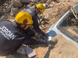 شاهد بالصور.. فريق البحث والإنقاذ الدولي الأردني: نخوتنا تسابق الأقدام في درنة المنكوبة