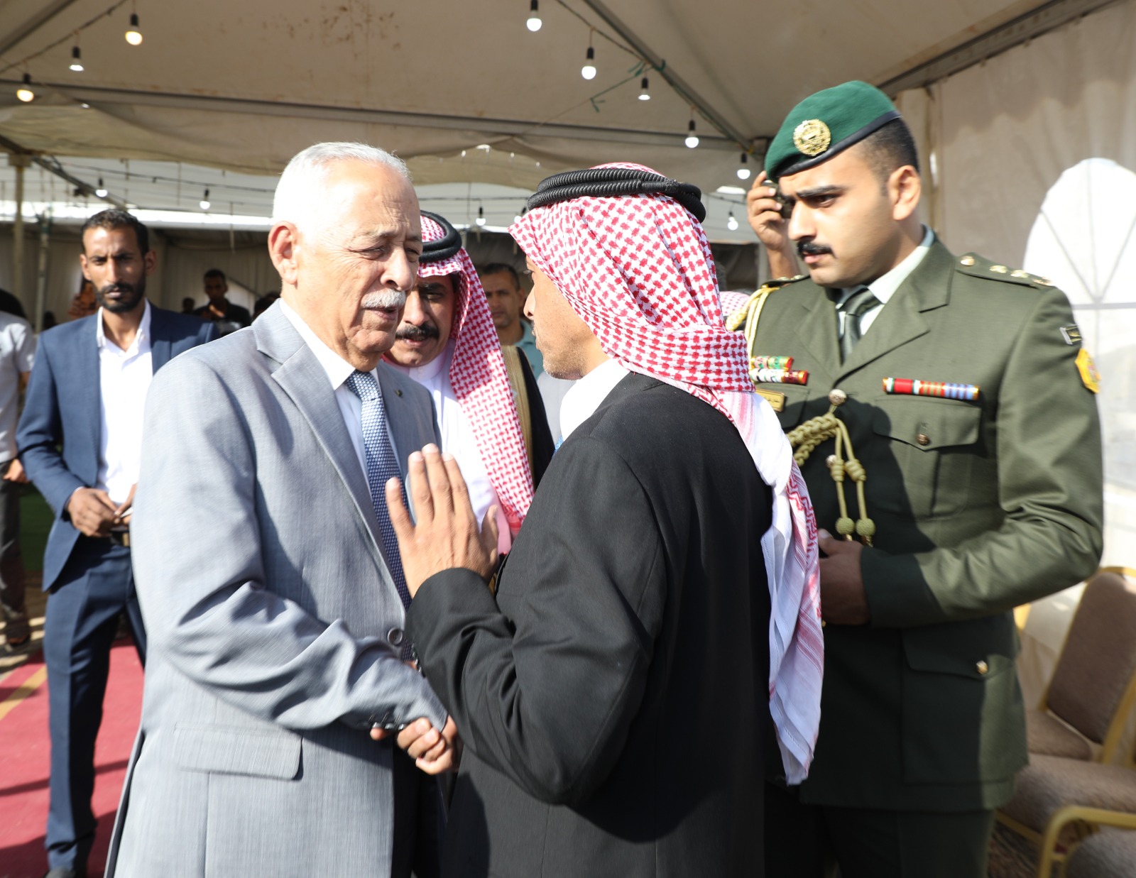 صورة حول : العيسوي ينقل تعازي الملك وولي العهد الى عشائر الدبايبة والتربين وآل حمارنة العيسوي ينقل تعازي الملك وولي العهد الى عشائر الدبايبة والتربين وآل حمارنة