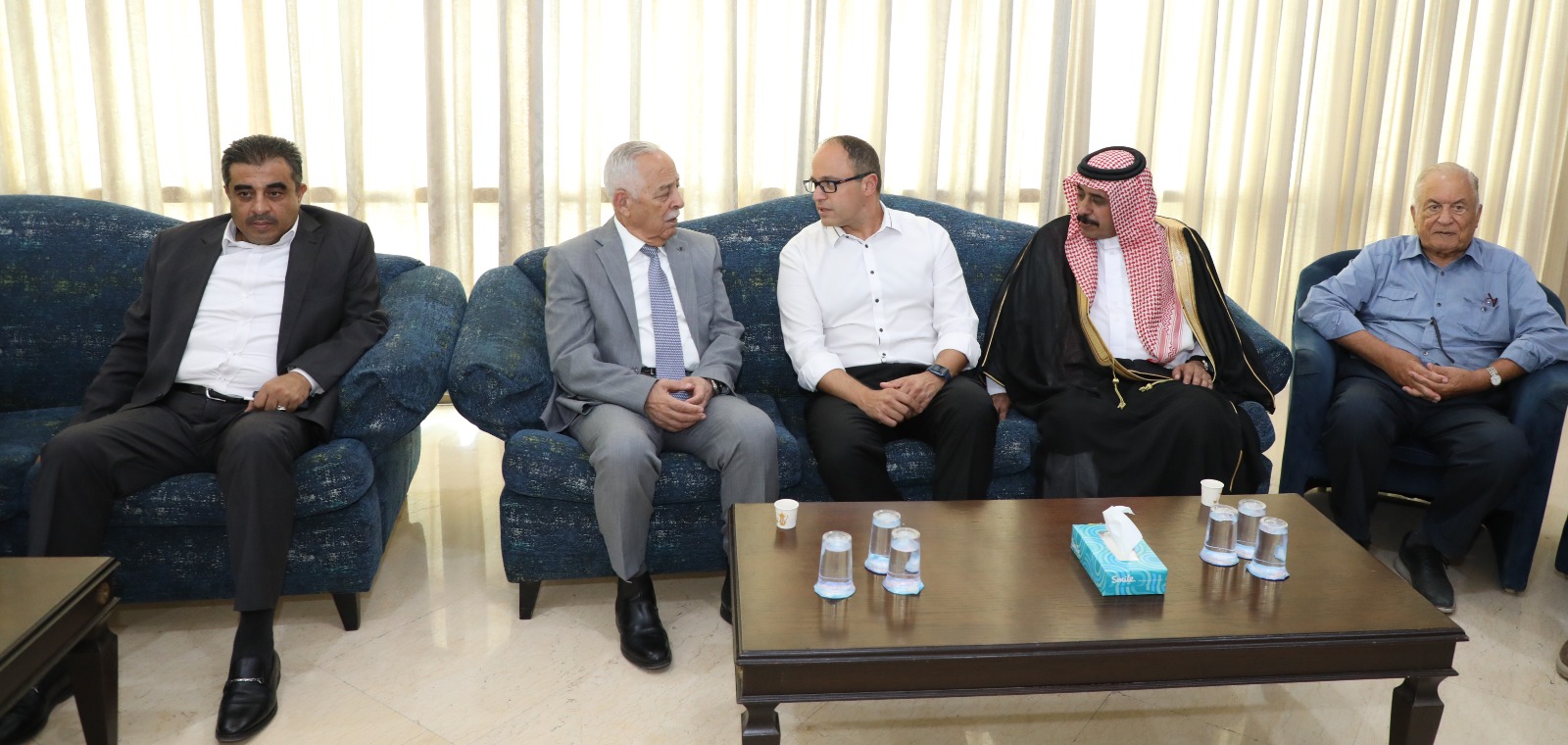 صورة حول : العيسوي ينقل تعازي الملك وولي العهد الى عشائر الدبايبة والتربين وآل حمارنة العيسوي ينقل تعازي الملك وولي العهد الى عشائر الدبايبة والتربين وآل حمارنة