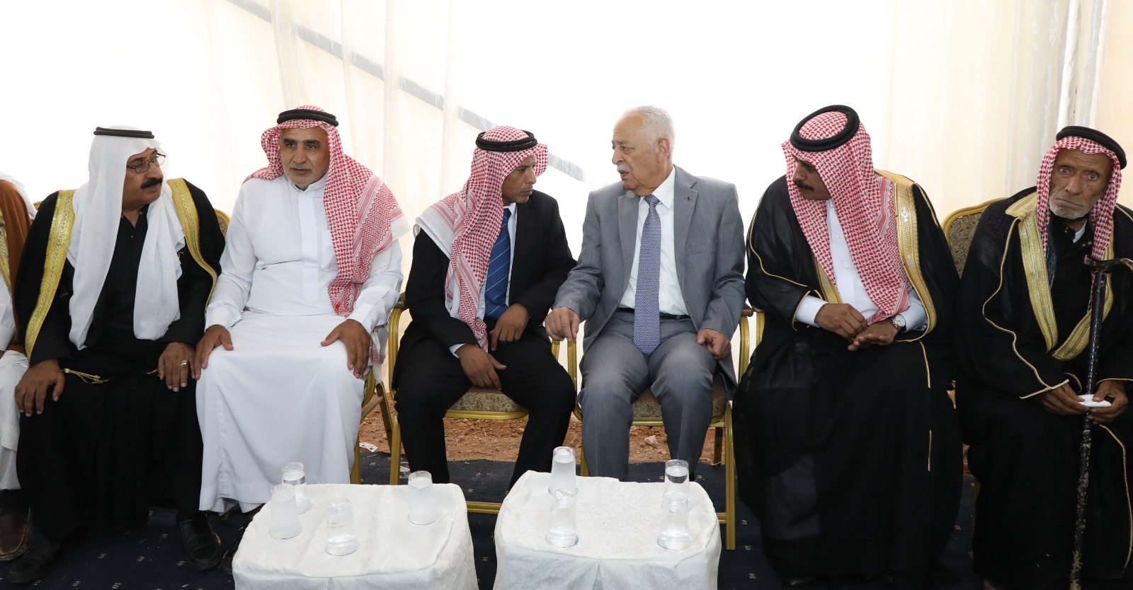 صورة حول : العيسوي ينقل تعازي الملك وولي العهد الى عشائر الدبايبة والتربين وآل حمارنة العيسوي ينقل تعازي الملك وولي العهد الى عشائر الدبايبة والتربين وآل حمارنة