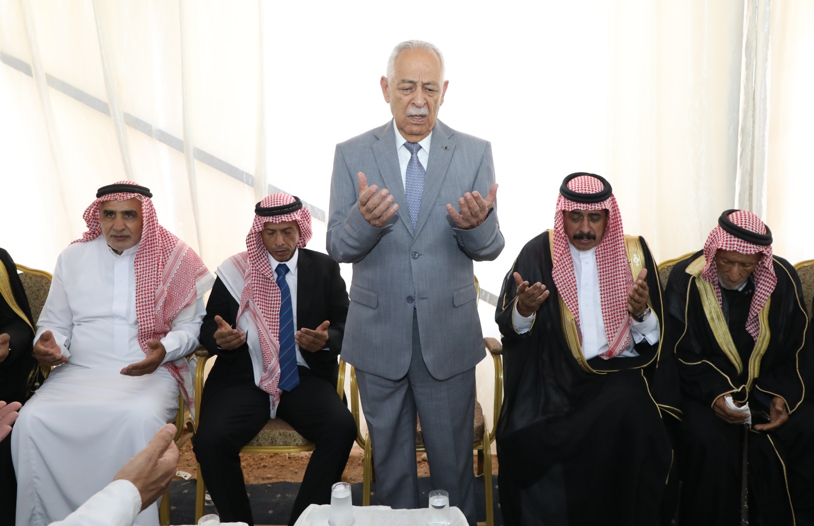 صورة حول : العيسوي ينقل تعازي الملك وولي العهد الى عشائر الدبايبة والتربين وآل حمارنة العيسوي ينقل تعازي الملك وولي العهد الى عشائر الدبايبة والتربين وآل حمارنة