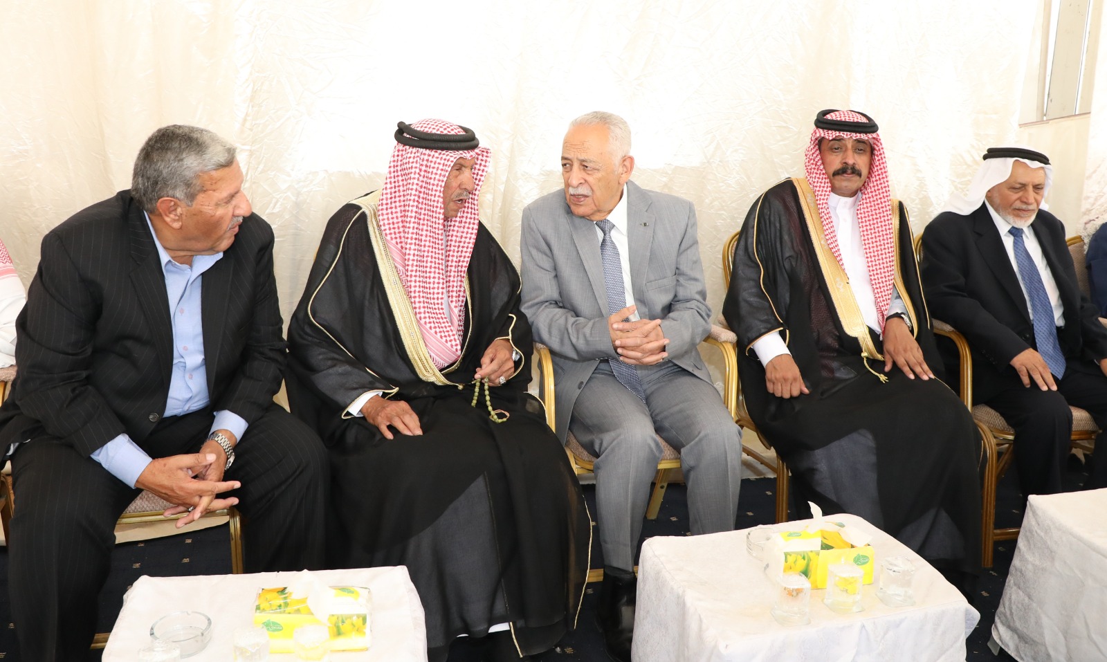 صورة حول : العيسوي ينقل تعازي الملك وولي العهد الى عشائر الدبايبة والتربين وآل حمارنة العيسوي ينقل تعازي الملك وولي العهد الى عشائر الدبايبة والتربين وآل حمارنة