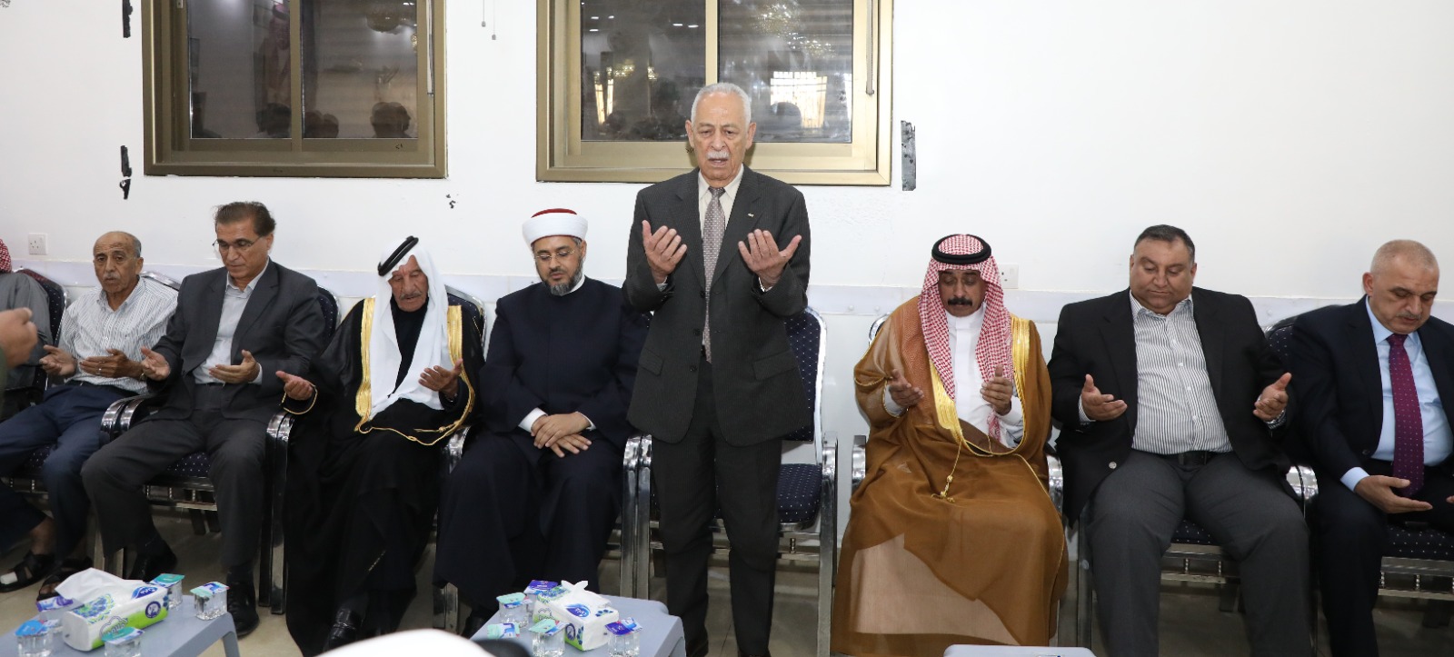 صورة حول : مندوبا عن الملك وولي العهد العيسوي يعزي عشيرة الصرايرة مندوبا عن الملك وولي العهد العيسوي يعزي عشيرة الصرايرة