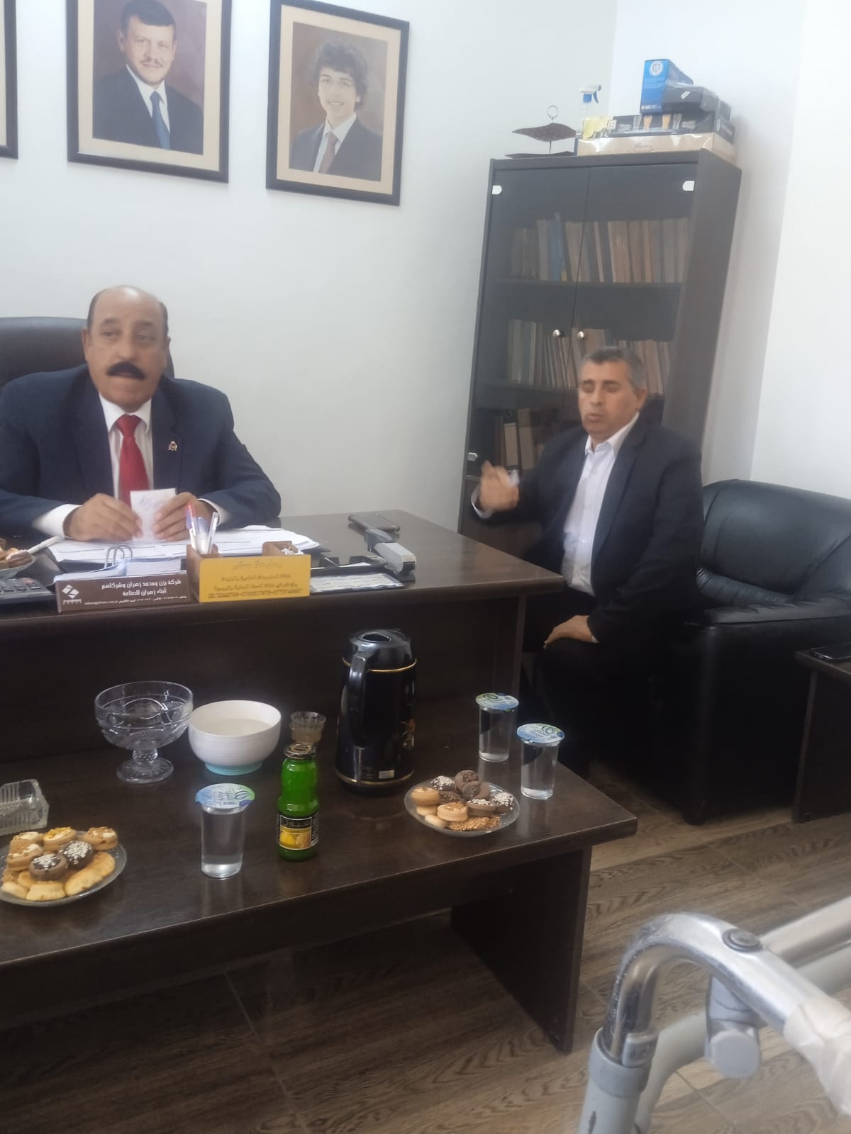 صورة حول : الشوبكي يتفقد أحد رفقاء السلاح ويزور مكتبي (الأمن والحماية) والتجاري في الطفيلة الشوبكي يتفقد أحد رفقاء السلاح ويزور مكتبي (الأمن والحماية) والتجاري في الطفيلة