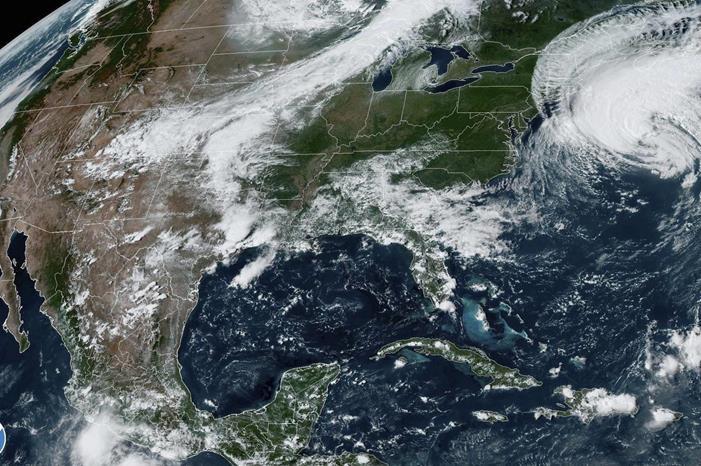 إعصار" لي" يصل إلى كندا - تفاصيل
