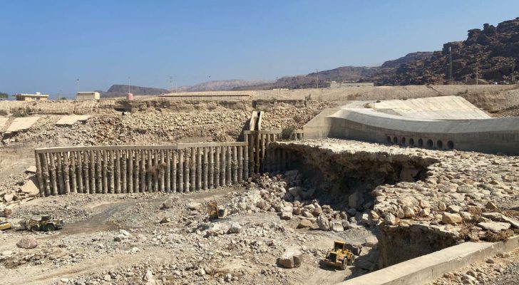 البدء بأعمال صيانة طارئة لحمايات مخرج جسر الموجب