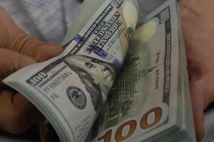 الدولار يحقق أكبر مكاسب أسبوعية منذ نوفمبر 2024