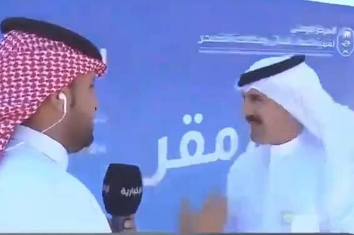 سقوط لوحة على مذيع وضيفه أثناء لقاء تلفزيوني في السعودية - فيديو