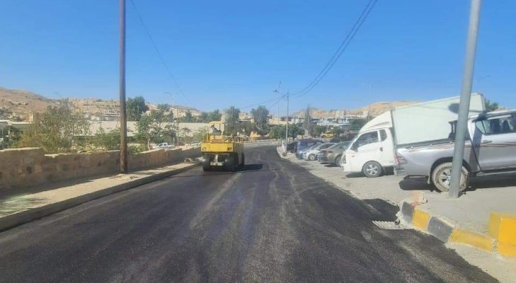 سلطة إقليم البترا تباشر تنفيذ عطاء تعبيد الشوارع