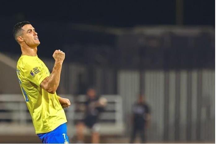 شاهد.. رونالدو كاد أن يسقط مصورا بالضربة القاضية