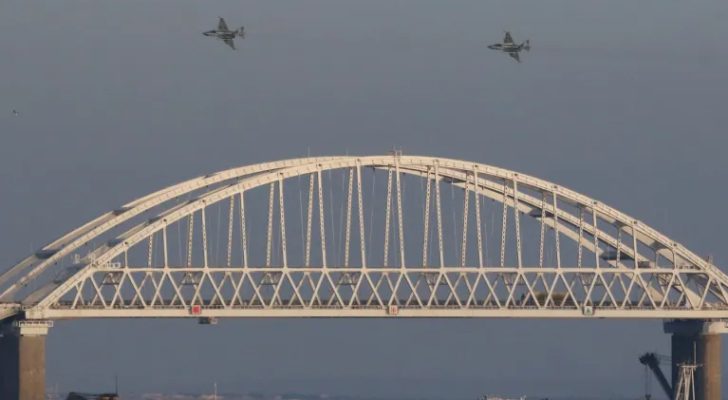 موسكو: تدمير ثلاثة زوارق أوكرانيّة مسيّرة حاولت مهاجمة جسر القرم