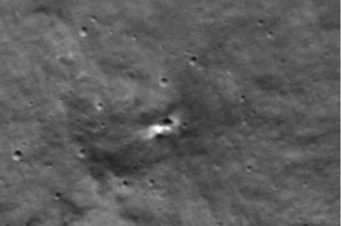 صورة حول : ناسا تعثر على حفرة غريبة على سطح القمر.. ما هي؟ ناسا تعثر على حفرة غريبة على سطح القمر.. ما هي؟