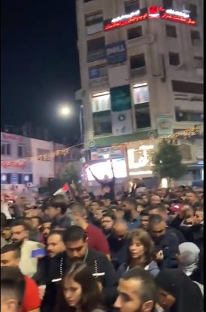 صورة حول : شاهدوا مظاهرة في رام الله تطالب بتنحي الرئيس شاهدوا مظاهرة في رام الله تطالب بتنحي الرئيس