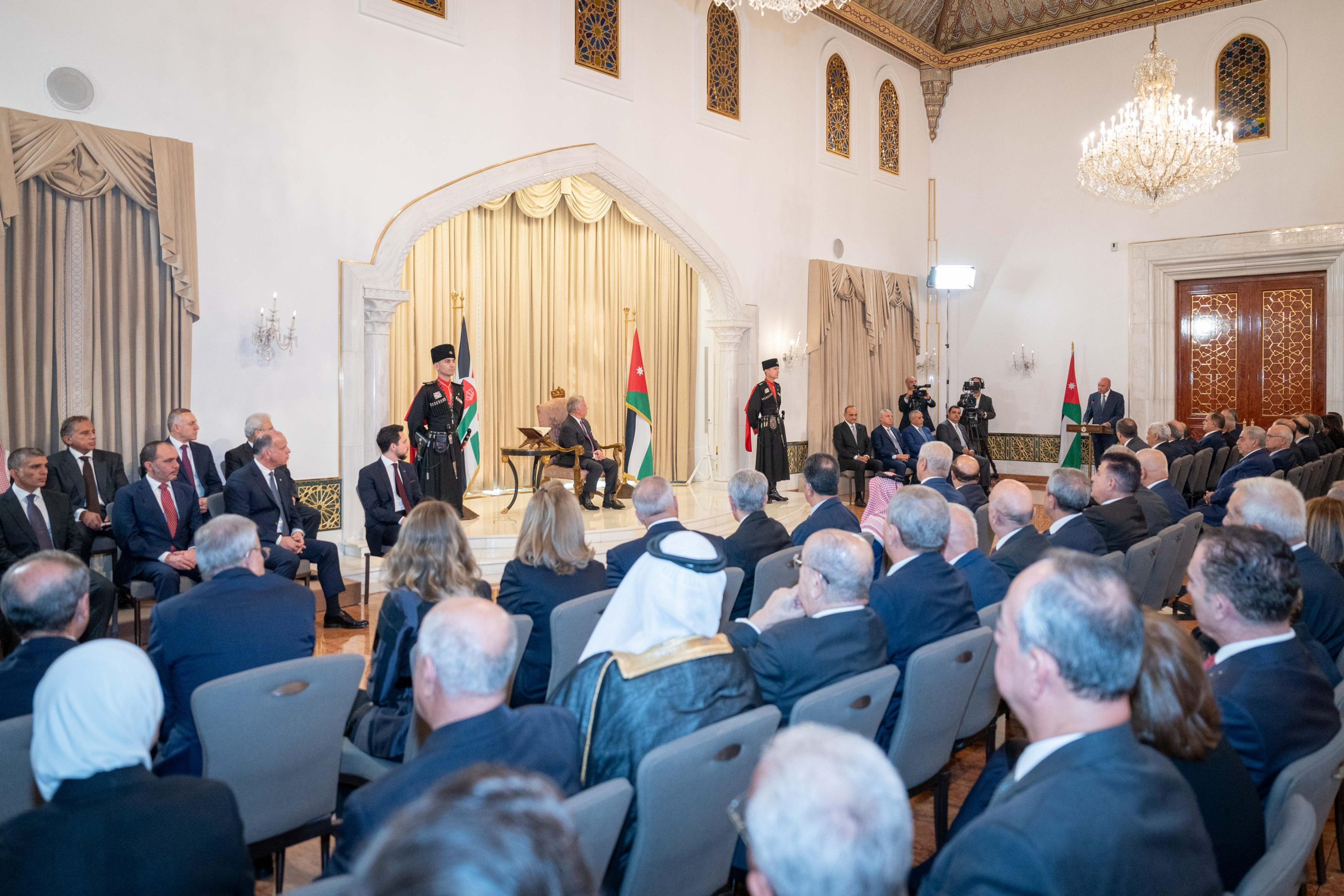 صورة حول : فيديو وصور.. الملك يستمع إلى رد مجلسي الأعيان والنواب على خطاب العرش فيديو وصور.. الملك يستمع إلى رد مجلسي الأعيان والنواب على خطاب العرش