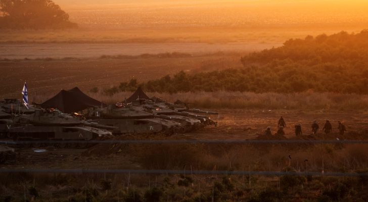 صورة حول : عائلات أسرى إسرائيل قلقون من تداعيات العملية البرية عائلات أسرى إسرائيل قلقون من تداعيات العملية البرية