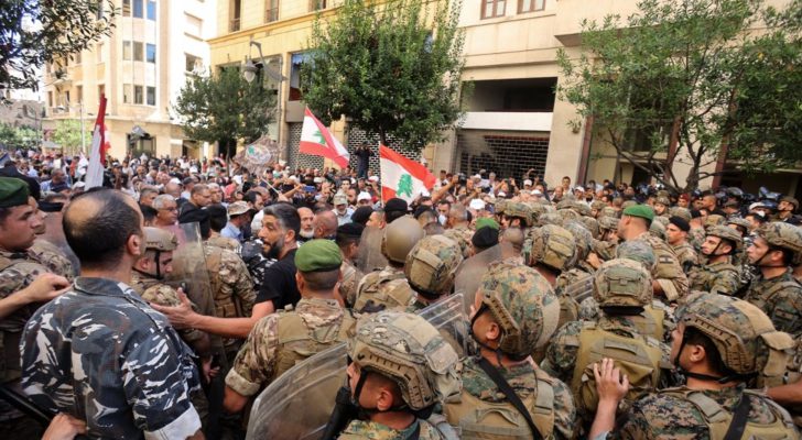 اقتحام مدخل البرلمان النيابي من قبل المتظاهرين الغاضبين