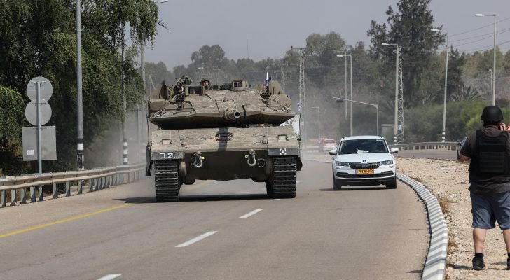 قوات الاحتلال تطارد مركبة في غزة للاشتباه باستيلاء فلسطينيين عليها