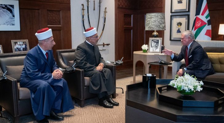 صورة حول : الملك يتسلم التقرير السنوي لأوضاع المحاكم الشرعية الملك يتسلم التقرير السنوي لأوضاع المحاكم الشرعية