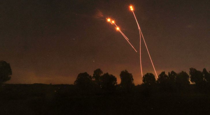 كتائب القسام تطلق دفعات صاروخية بعيدة المدى من قطاع غزة