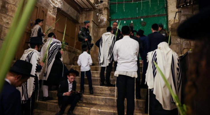 صورة حول : مئات المستوطنين يقتحمون المسجد الأقصى ويؤدون طقوسًا تلمودية مئات المستوطنين يقتحمون المسجد الأقصى ويؤدون طقوسًا تلمودية