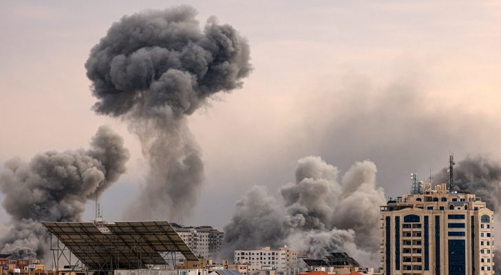 صورة حول : الاحتلال يستهدف بصاروخ مكاتب قناة رؤيا بمنطقة حي البدرساوي الاحتلال يستهدف بصاروخ مكاتب قناة رؤيا بمنطقة حي البدرساوي