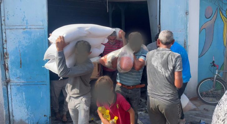 صورة حول : نازحون يقتحمون مكتب امدادات الأونروا نتيجة الجوع والحصار في قطاع غزة نازحون يقتحمون مكتب امدادات الأونروا نتيجة الجوع والحصار في قطاع غزة