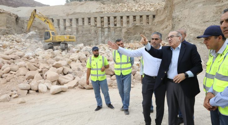 أبو السمن يجول على طرق في الموجب والنقب والسلطاني