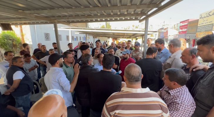 وقفة احتجاجية في سوق المحطة رفضا لإخلاء المحلات التجارية