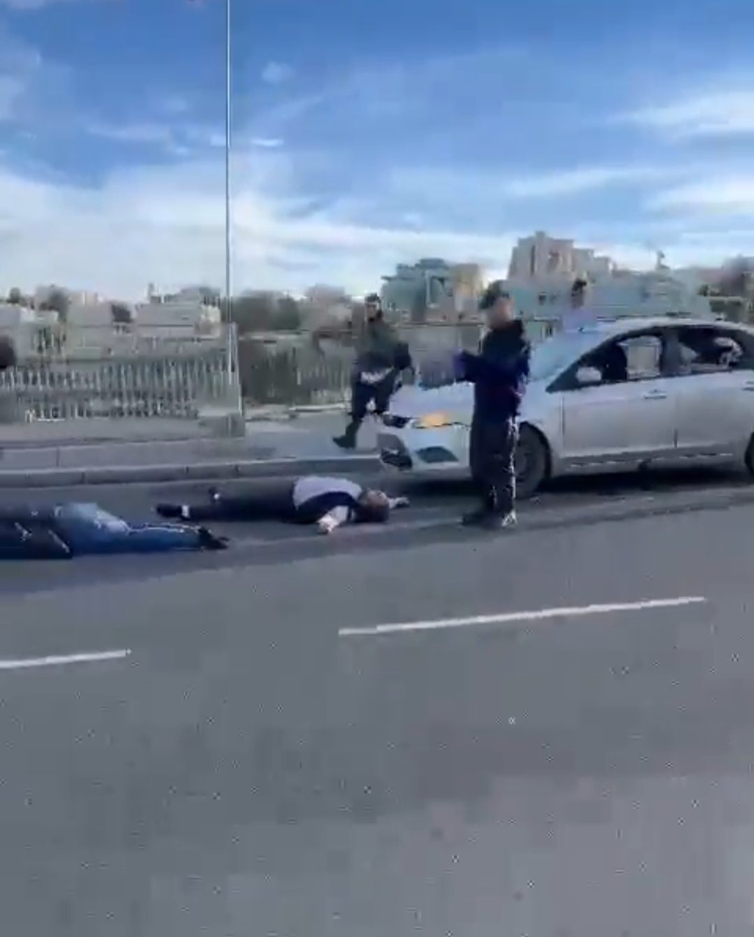 صورة حول : عاجل .. إصابة ١٠ مستوطنين بعملية إطلاق نار وطعن في مستعمرة "راموت" عاجل .. إصابة ١٠ مستوطنين بعملية إطلاق نار وطعن في مستعمرة "راموت"