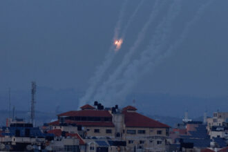 لليوم الـ42 رشقات صواريخ على بلدات في غلاف غزة