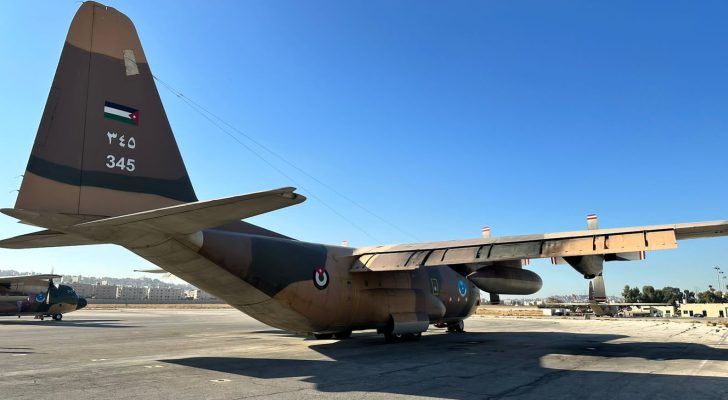 صورة حول : الأردن يرسل طائرة مساعدات غذائية إلى الأهل في غزة الأردن يرسل طائرة مساعدات غذائية إلى الأهل في غزة