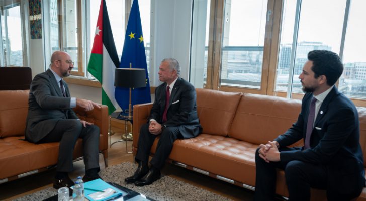 الملك يحذر من استمرار التدمير والقتل في غزة