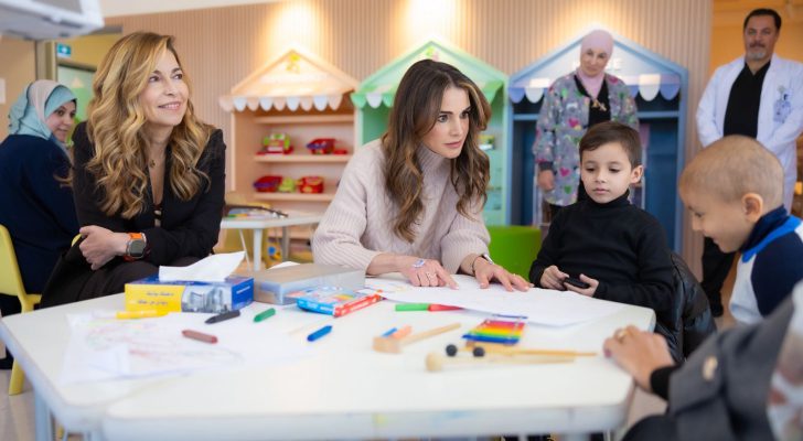 الملكة رانيا تزور المرضى القادمين من غزة لتلقي العلاج في مركز الحسين للسرطان