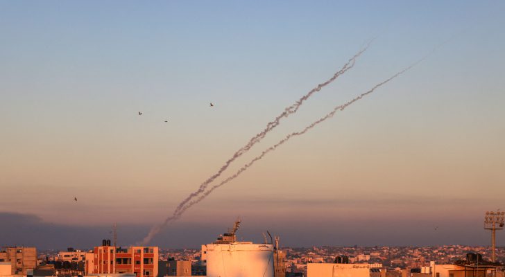 قصف تل أبيب برشقة صاروخية