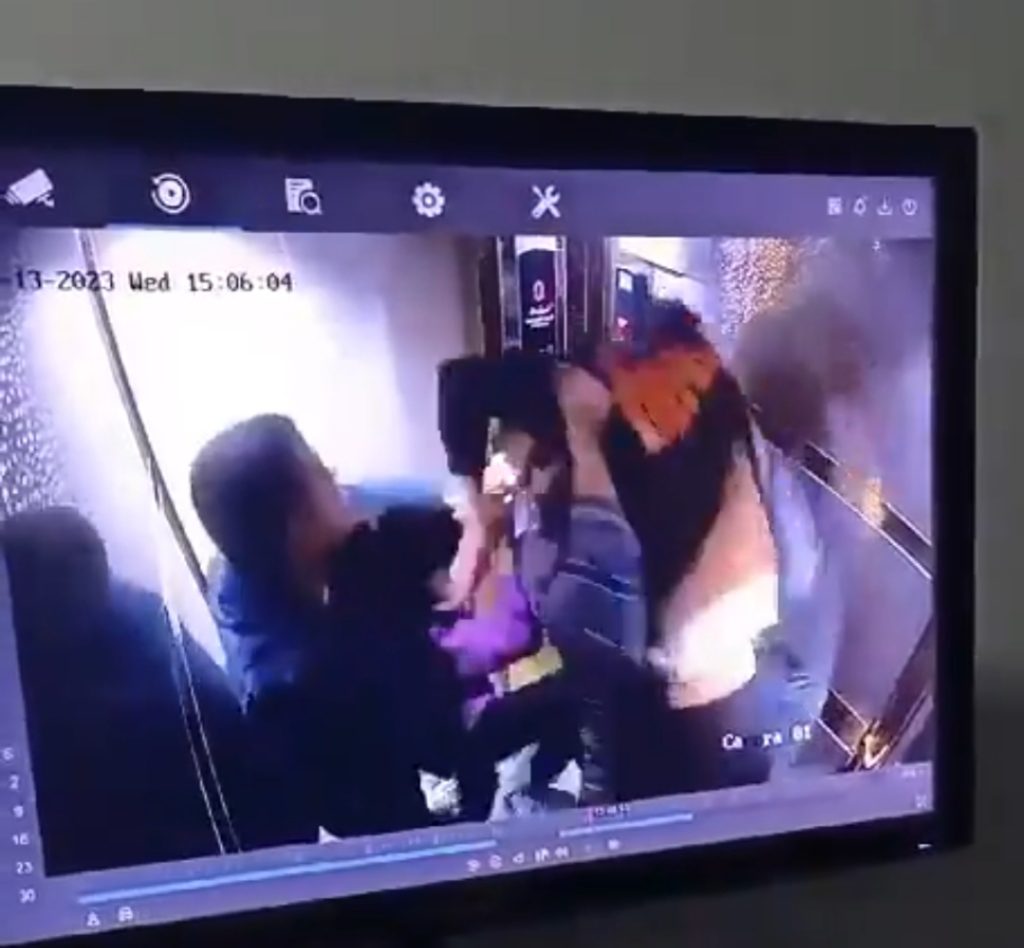 صورة حول : شاهد اختطاف فتاتين من داخل مصعد في مصر شاهد اختطاف فتاتين من داخل مصعد في مصر