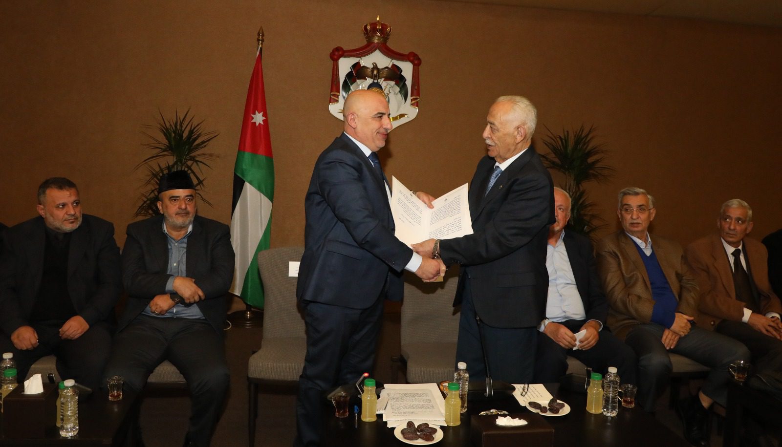 صورة حول : العيسوي يلتقي شيوخ ووجهاء من أبناء عشائر الخليل العيسوي يلتقي شيوخ ووجهاء من أبناء عشائر الخليل