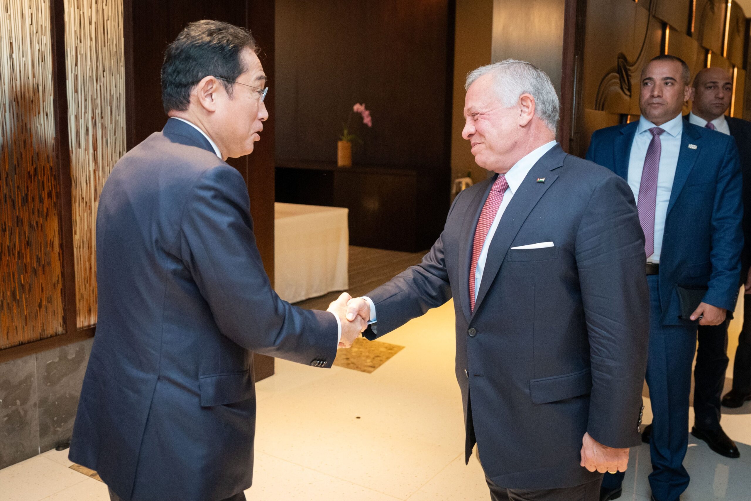 صورة حول : الملك ورئيس الوزراء الياباني يبحثان العلاقات الثنائية والأوضاع في غزة الملك ورئيس الوزراء الياباني يبحثان العلاقات الثنائية والأوضاع في غزة